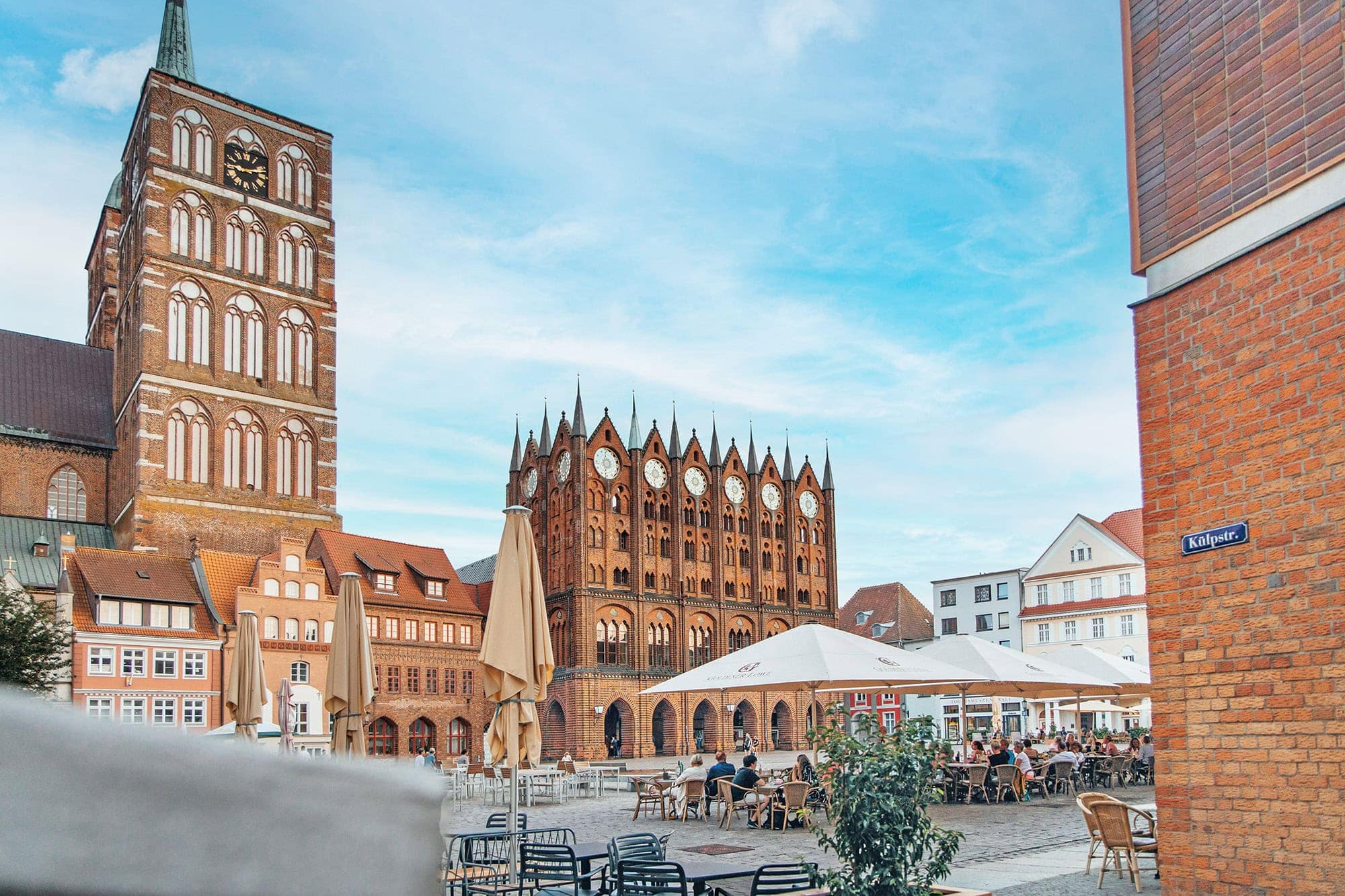 Alter Markt in Stralsund mit gotischem Rathaus und St. Nikolai