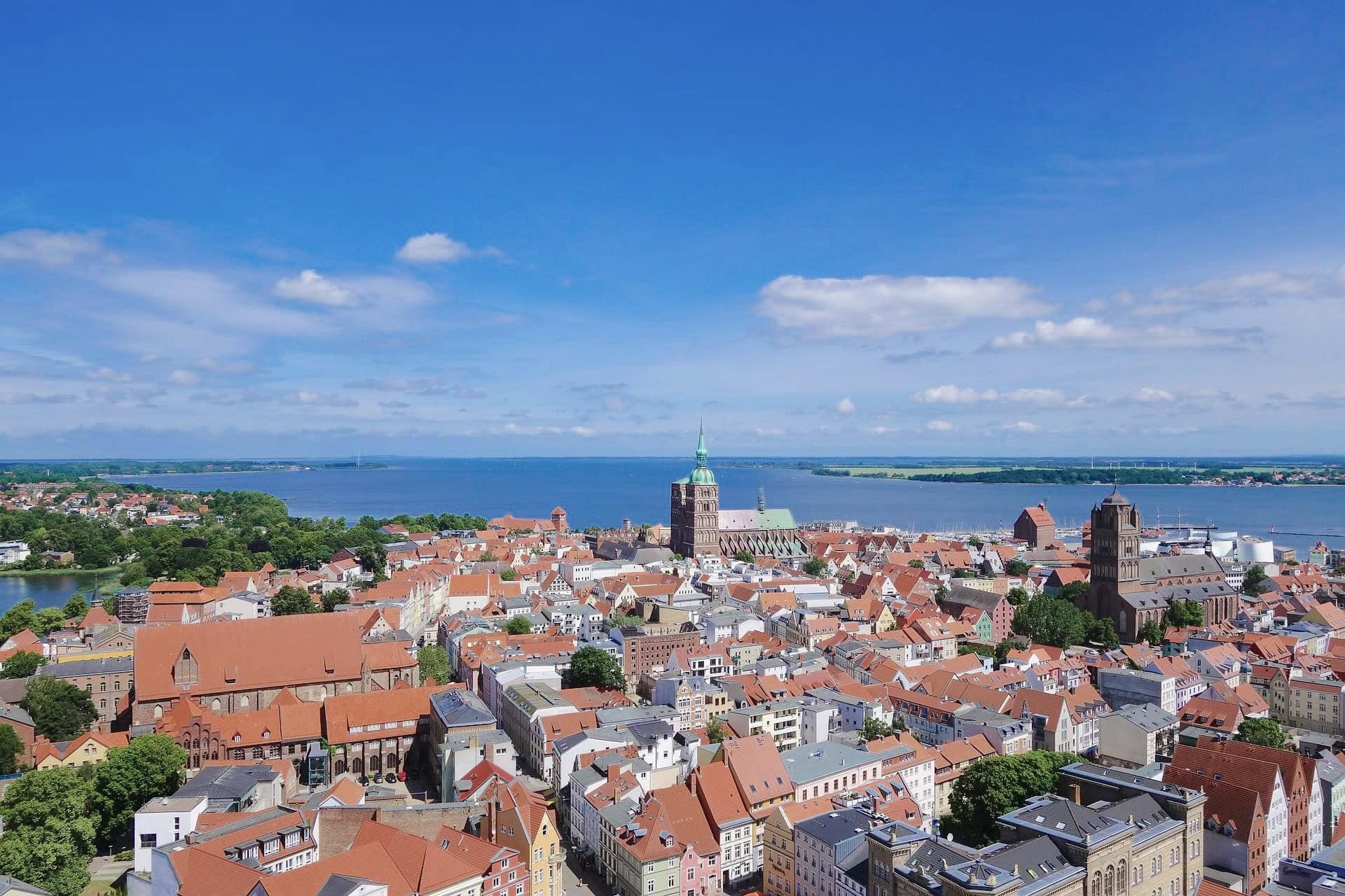 Luftbild der Altstadt von Stralsund über dem Strelasund – Webagentur Stralsund
